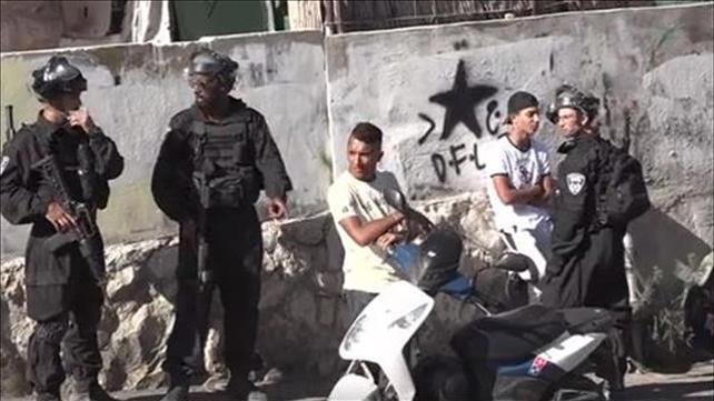 שוטרים עוצרים קטין בעיסאוויה