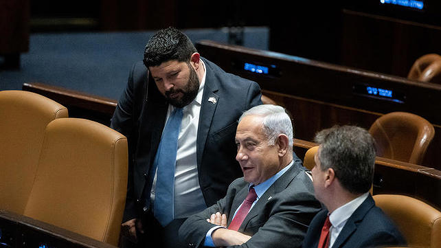 ראש הממשלה בנימין נתניהו וח"כ אלמוג כהן במליאת הכנסת, 13.3.2023