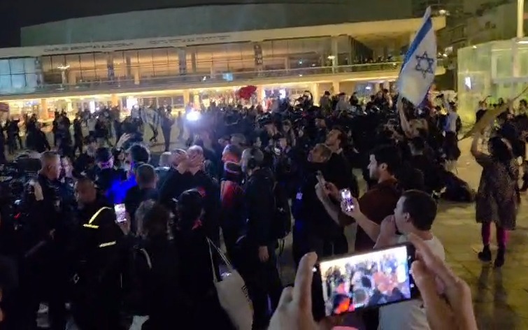 הפגנה נגד הממשלה והמלחמה בכיכר הבימה בתל אביב, 4.4.26