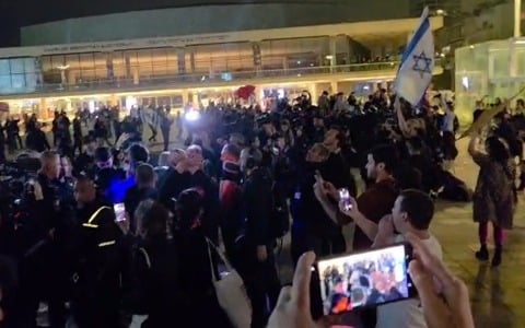 הפגנה נגד הממשלה והמלחמה בכיכר הבימה בתל אביב, 4.4.26