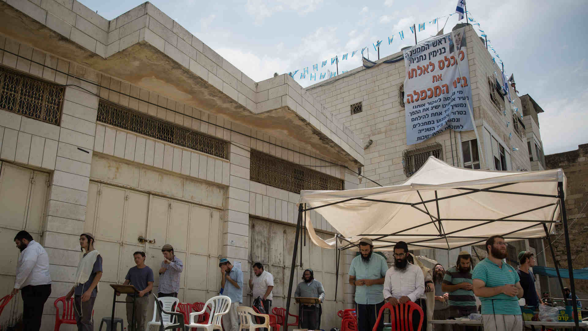 מתפללים מחוץ לבית המכפלה בחברון, ביולי