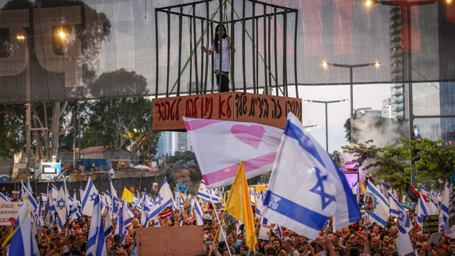 עינב צנגאוקר בכלוב מעל בגין