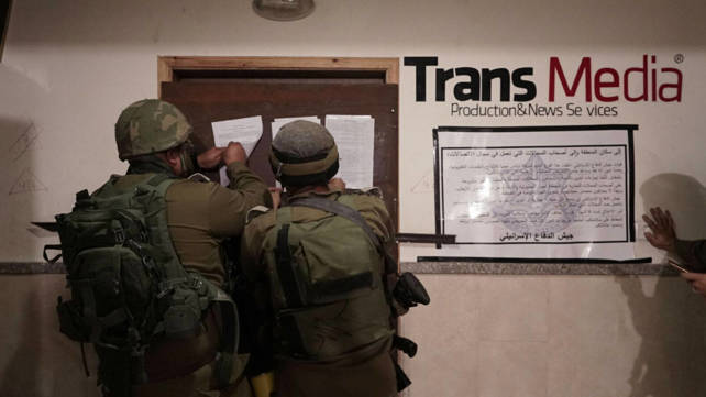 כוחות צה"ל מדביקים צווי סגירה במשרדי טרנס מדיה, הל