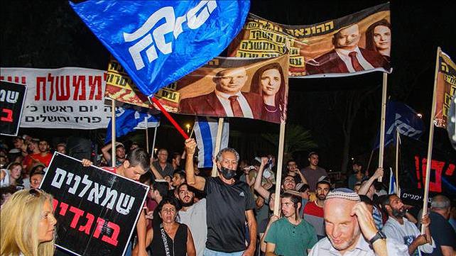 מפגינים נגד ממשלת בנט-לפיד מחוץ לביתה של איילת שקד 30.05.21