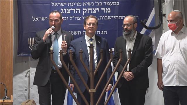 הנשיא הרצוג בהדלקת נר ראשון של חנוכה במערכת המכפלה בחברון, 28.11.21
