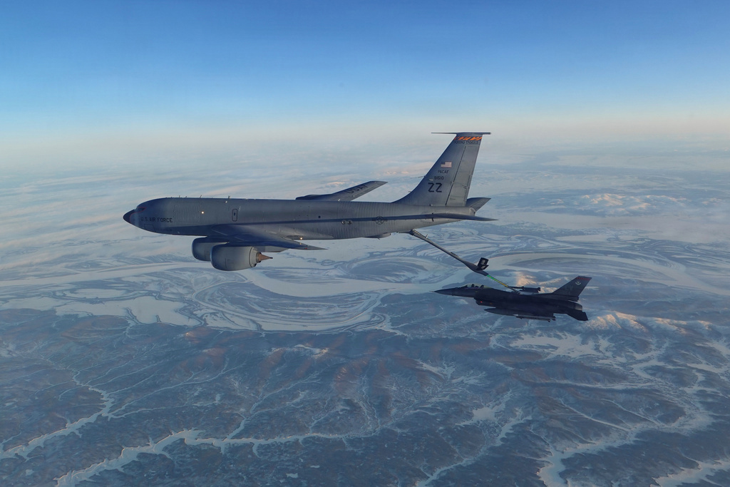 מטוס f-16 אמריקני מתודלק באוויר