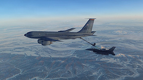 מטוס f-16 אמריקני מתודלק באוויר