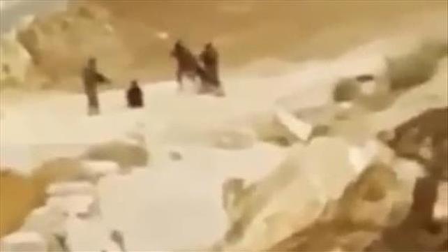 תיעוד פלסטיני של הכאת פלסטיני בידי חיילים