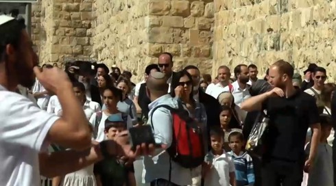 עולים לרגל הרחק מהאזעקות: המונים מטיילים בבירה בחופשת חול המועד