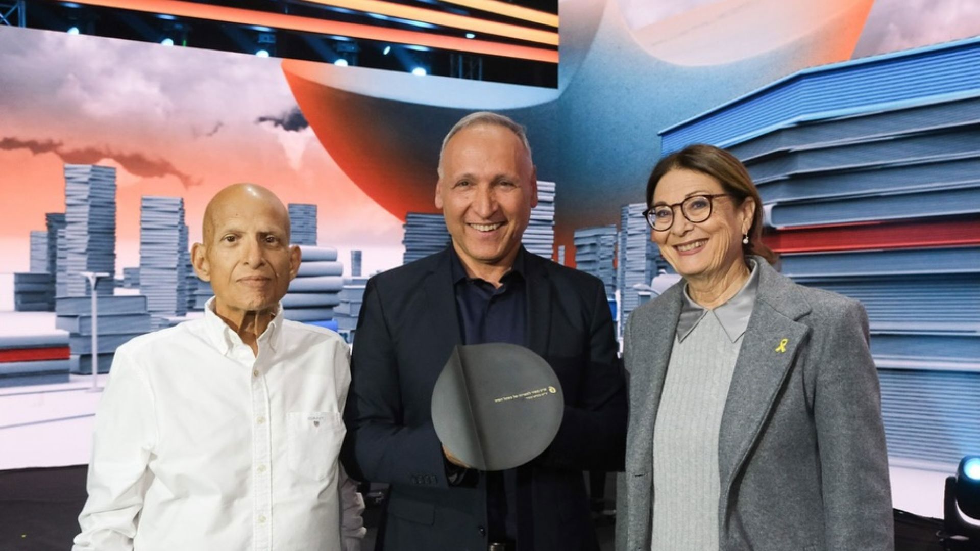 יו"ר ועדת השיפוט השופטת בדימוס אסתר חיות, יוסי אבני-לוי הזוכה בפרס ספיר לספרות ויו"ר מפעל הפיס רו"ח אביגדור יצחקי