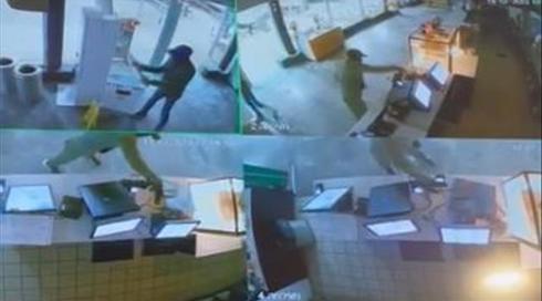 באישון לילה: רעולי פנים השחיתו סניף של ארומה בנגב