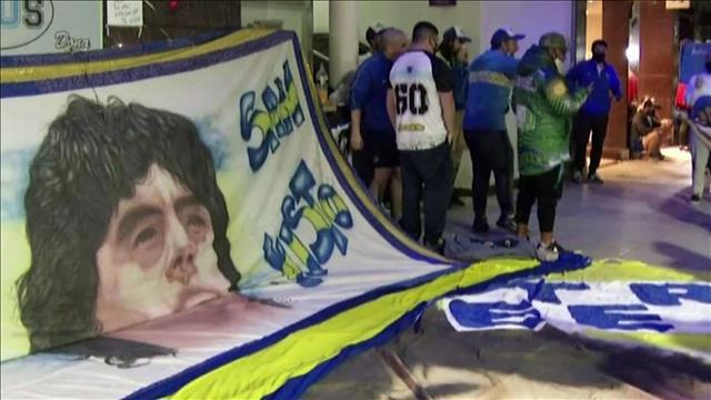 "עבורנו מראדונה הוא החיים": אוהדים מתפללים לשלומו של אגדת הכדורגל לאחר שעבר ניתוח חירום