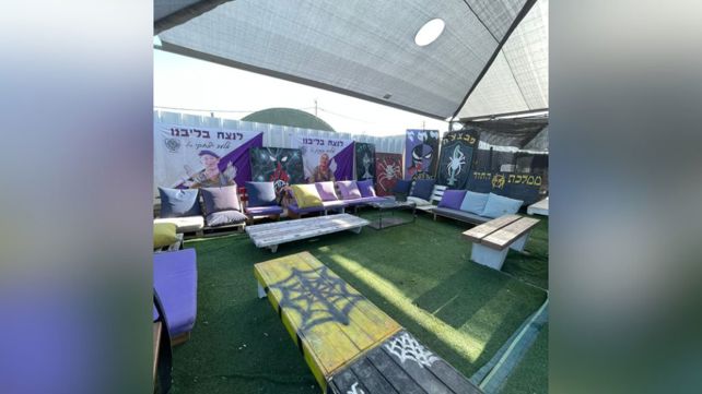 שלטי ההנצחה של הפלוגה בפינת הישיבה