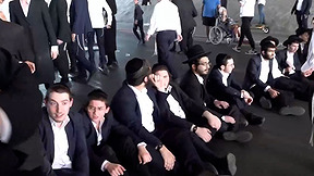 "נמות ולא נתגייס": חרדים מחו נגד הקפאת חוק ביטול מעצר עריקים - וחסמו כבישים