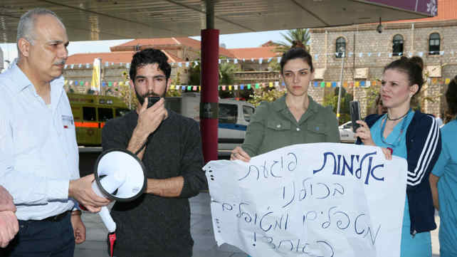 האח שהוכה, עלי ר'דיר (שני משמאל)