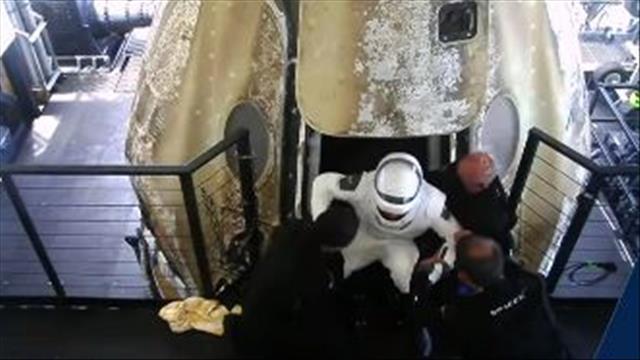 סטיבה יוצא מהחללית