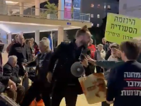 פעיל ימין עוכב לחקירה לאחר שריסס בגז פלפל מפגינים במחאה נגד הממשלה בכיכר הבימה