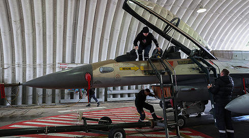 טכנאים עובדים על מטוס F-16 של חיל האוויר בבסיס רמת דוד, ארכיון