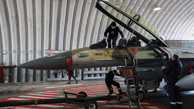 טכנאים עובדים על מטוס F-16 של חיל האוויר בבסיס רמת דוד, ארכיון