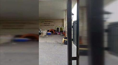 התנחלות בבית קברות: אתר הקמפינג שהוקם בבית העלמין בטבריה