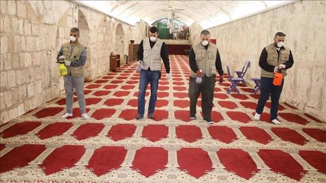 עובדי הוואקף מבצעים חיטוי במסגדים בהר הבית לקראת תפילת יום הששי, 5 במארס 2020