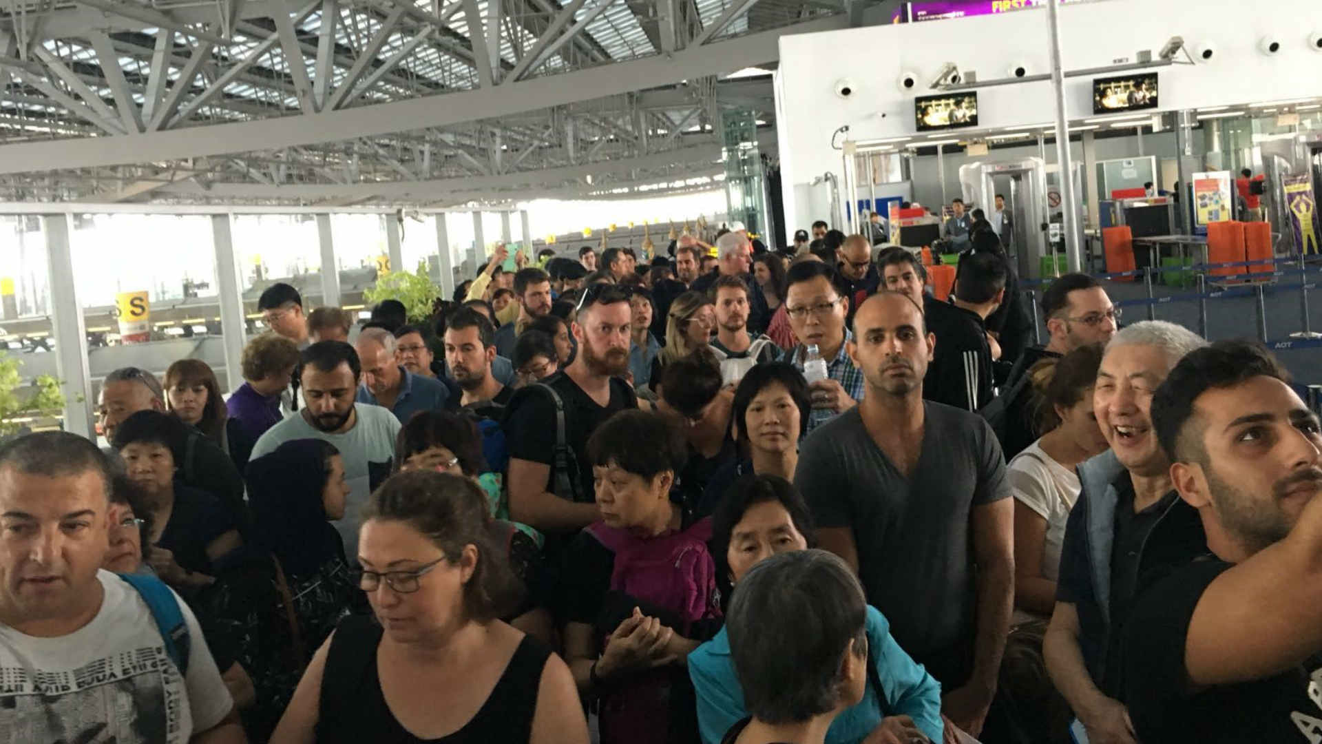 הנוסעים בנמל התעופה בבנגקוק