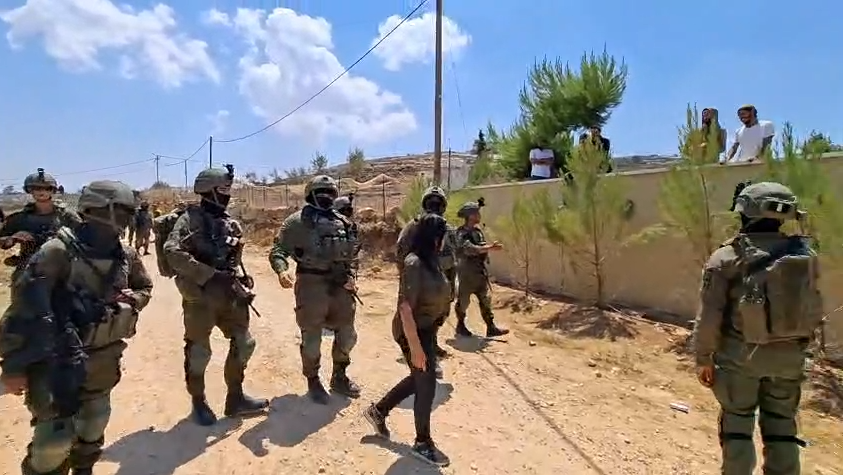 כוחות צה"ל פועלים לפנות פורעים יהודים שנכנסו לשטח חצר פרטית בכפר קוסרה, 15.08.26 