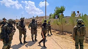 כוחות צה"ל פועלים לפנות פורעים יהודים שנכנסו לשטח חצר פרטית בכפר קוסרה, 15.08.26 