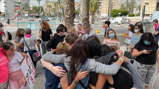 אמה של הילדה שנפגע מאביתר גרוס מחוץ לבית המשפט 21.03.21, עבירות מין, תקיפה