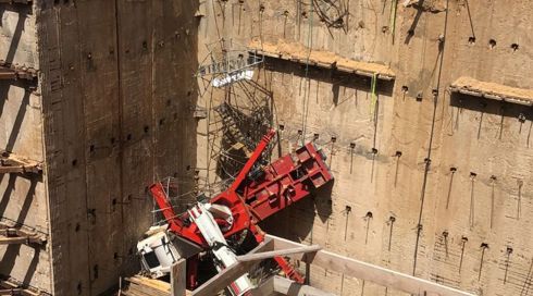 משאית נפלה לתוך בור באתר בנייה: פועל כבן 50 נהרג