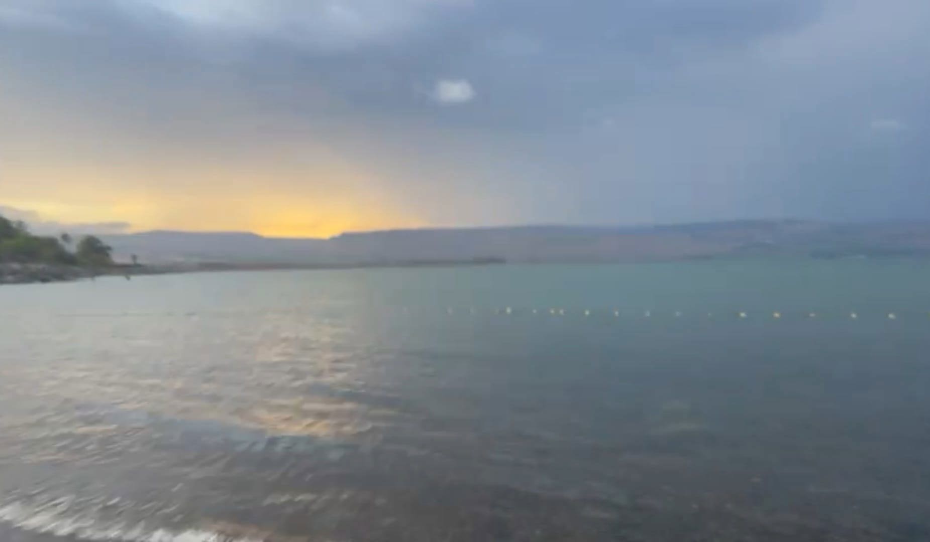 גשם בחוף מפרץ אמנון