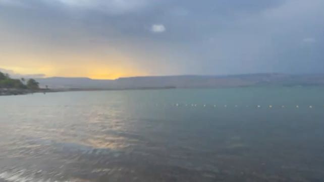 גשם בחוף מפרץ אמנון