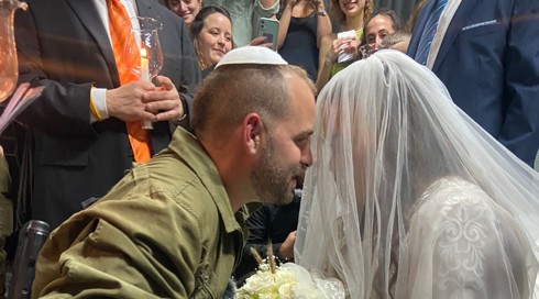 "הכי יפה בעולם, כמו הכלה": מאור כהן שר בחופה, מושיק רוט בישל - החתונה המרגשת של המילואימניקים