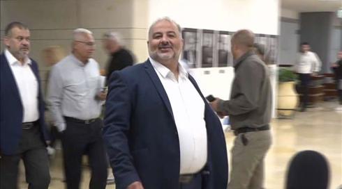השנה של מנסור עבאס: "עשה לכולם בית ספר" או "נכשל"?