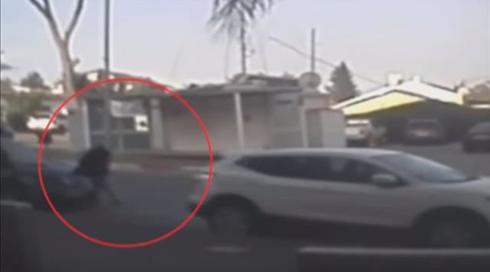 תיעוד: ביקש עזרה משני צעירים ונשדד