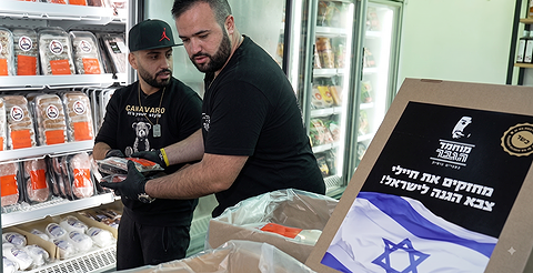 אריזת התרומות לחיילים הלוחמים בעזה
