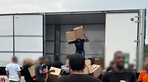 חסרי בושה: אזרחים בזזו משאית שהנהג שלה נהרג בתאונה בכביש 6