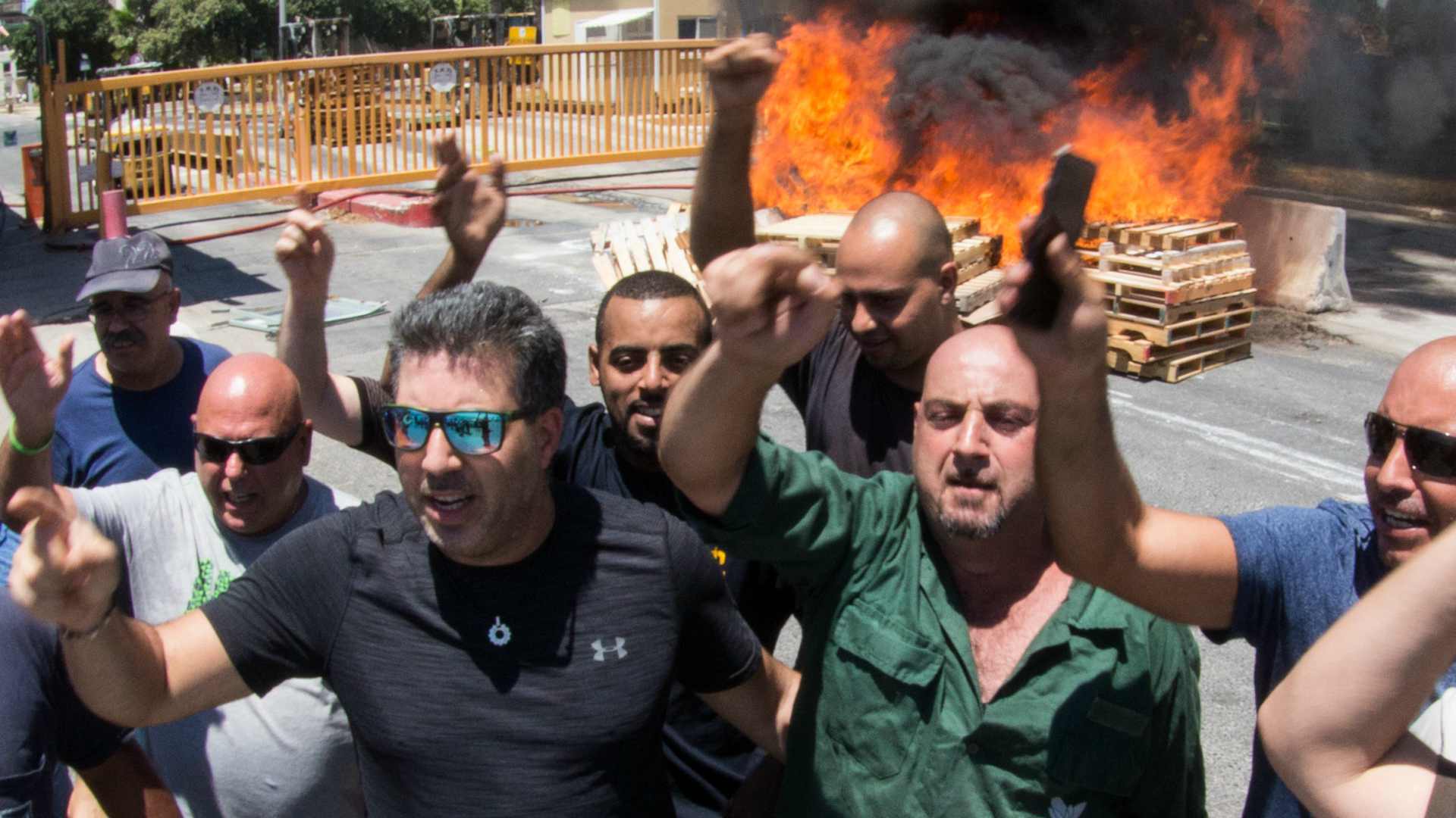 עובדי חיפה כימיקלים מפגינים במפעל