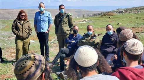 מפגש נדיר: אלוף פיקוד מרכז נפגש עם נערי גבעות במאחז של אהוביה סנדק