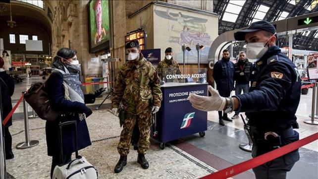 איטליה: שוטרים בודקים נוסעים בתחנת הרכבת במילאנו 09.03.20