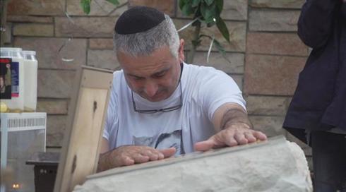 אחיין של הנאשם ברצח עמית בן יגאל - נעצר בחשד להטרדת אביו השכול