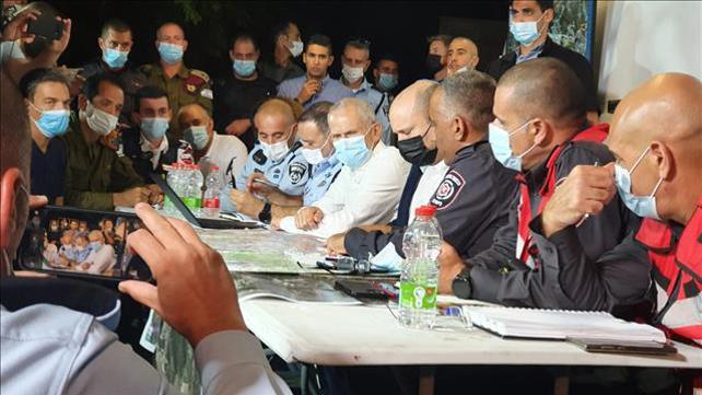 בנט בהצרה בחפ"ק בשריפה בהרי ירושלים 15.08.21