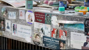 שירת הסטיקר 2024: המדבקות לזכר החללים והנרצחים הפכו לשיר