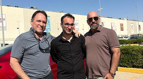 בן חסין (באמצע) לאחר שחרורו