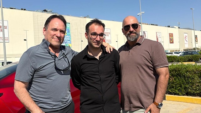 בן חסין (באמצע) לאחר שחרורו