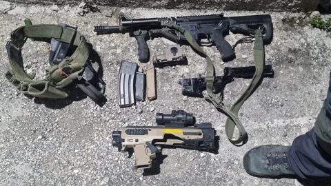 מתוך התחמושת והציוד שגנב יפרח, צילום: דוברות המשטרה