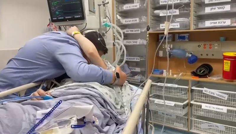 חנניה, שנפצע בפיגוע ליד מעלה אדומים, נפגש עם הוריו