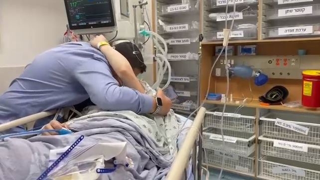 חנניה, שנפצע בפיגוע ליד מעלה אדומים, נפגש עם הוריו