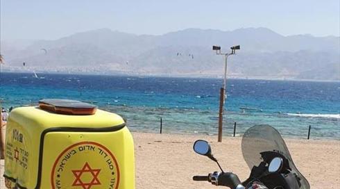 גבר טבע בחוף באילת, מצבו קשה