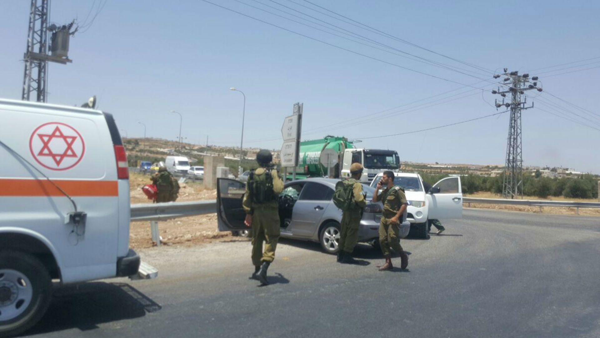 חיילים בזירת פיגוע בגוש עציון